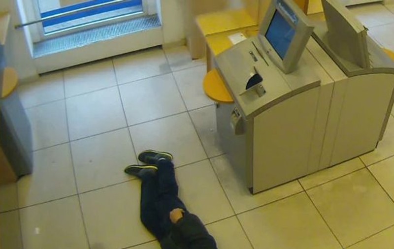 Trei persoane amendate pentru că au lăsat un om să moară pe stradă în Germania