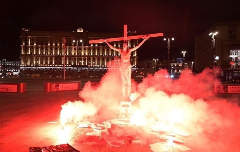 VIDEO | Bărbat “răstignit” în fața sediului central al FSB din Moscova, în semn de protest