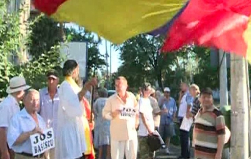 A doua zi de proteste la Cotroceni! Senatorii Ghişe şi Vosganian, printre manifestanţi