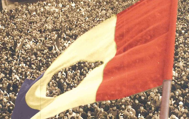 Gest emoționat al unui revoluționar la protestele din Cluj: și-a donat drapelul găurit în 1989 unui copil