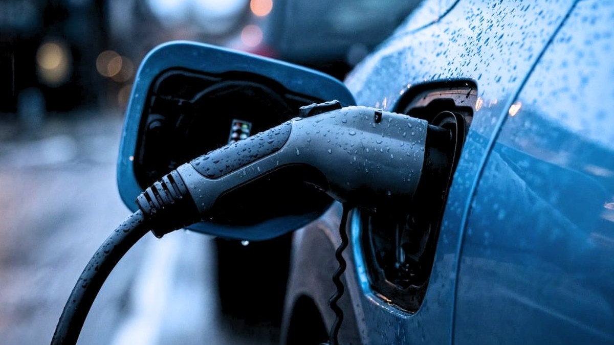 Masina electrica la incarcat. Masina albastra cu apa pe ea