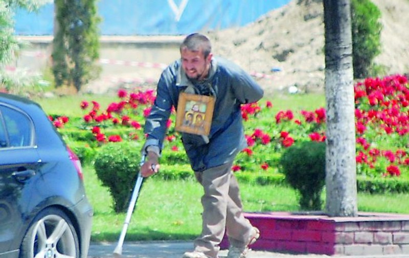 Aşa «se vindecă» miraculos un cerşetor!