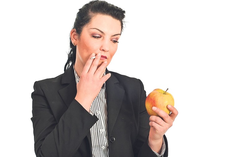 Fumezi? Mănâncă mere ca să reduci riscul de a te îmbolnăvi