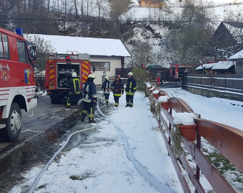 UPDATE: O casă şi o pensiune din Moieciu de Sus au luat foc. Incendiul, stins după mai bine de 13 ore| FOTO&VIDEO