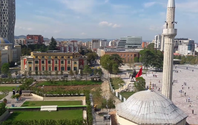 REPORTAJ. Tirana, inima Albaniei care bate în ritm alert. Orașul fără reguli de circulație și cu o moschee transformată în catedrală ortodoxă | VIDEO