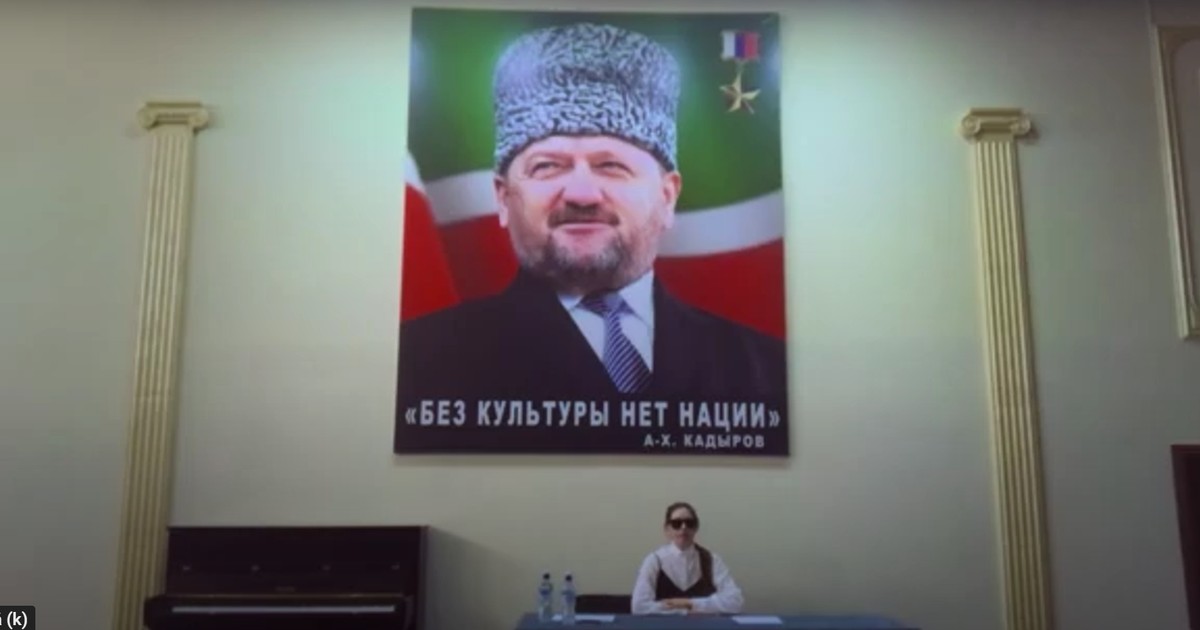 Portret uriaș în Cecenia cu tatăl lui Ramzaan Kadîrov.