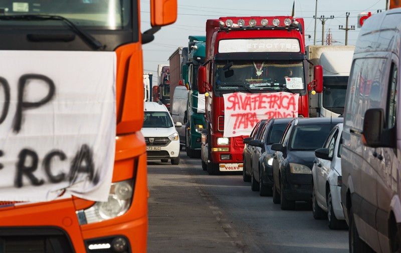 Trafic îngreunat, în continuare, la Vama Siret şi în Afumaţi de protestele transportatorilor şi fermierilor