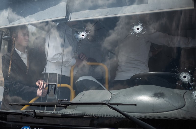 Oamenii fug disperați de la fața locului în timp ce atacatorii continuă să tragă, Foto: Profimedia