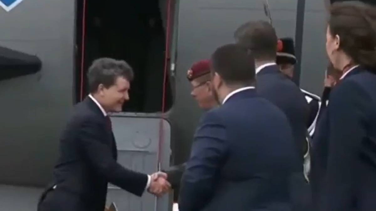 Nicușor Dan a ajun la Haga pentru Summitul NATO, președintele României a coborât din avionul Spartan și a strâns mâna cu oficialii aflați pe aeroport