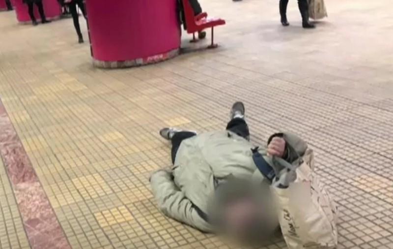 VIDEO | Unui bărbat i s-a făcut rău la metrou. Omul a zăcut minute în șir pe peronul stației Unirea 1