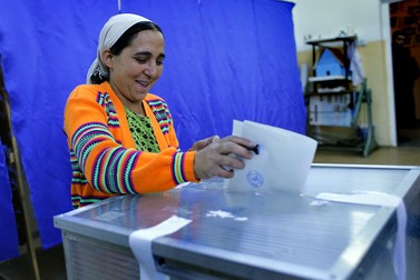O femeie de etnie romă votează la alegerile prezidențiale, la o secție de votare din satul Sintesti, în apropiere de București, 16 noiembrie 2014 | Foto: EPA