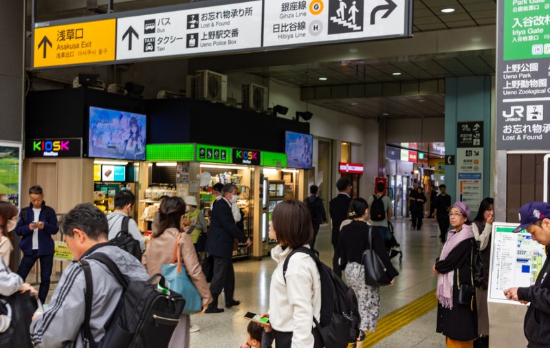 Jaf rar în Tokyo, într-o gară aglomerată plină de turiști: hoții au folosit doar spray cu piper și au plecat cu 2,2 milioane de euro cash
