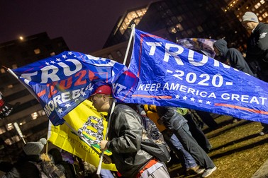 Refuzul lui Trump de a admite înfrângerea în fața democratului Joe Biden a provocat tensiuni majore ce au culminat cu atacul de la Capitoliu. Foto: EPA