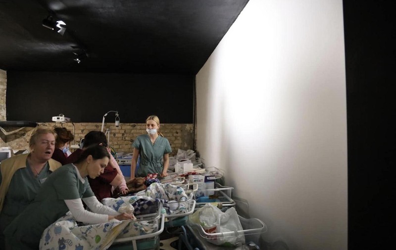Trei copii născuți din mame-surogat la Kiev așteaptă să fie luați de părinții lor români. Clinica cere un culoar umanitar