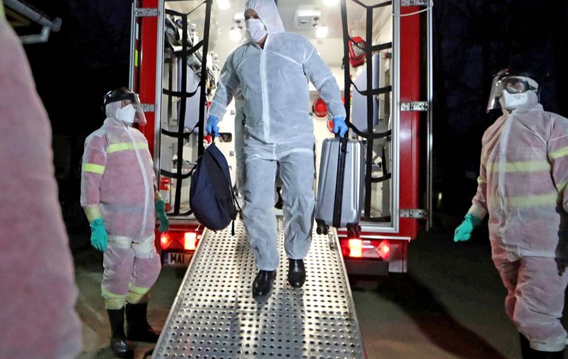 O femeie din Dej, infectată cu noul coronavirus, a oprit activitatea unei fabrici militare