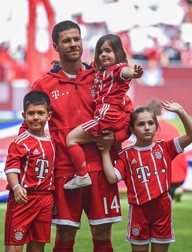 Xabi Alonso și-a luat rămas bun de la suporterii lui Bayern alături de copiii săi. (FOTO: EPA)
