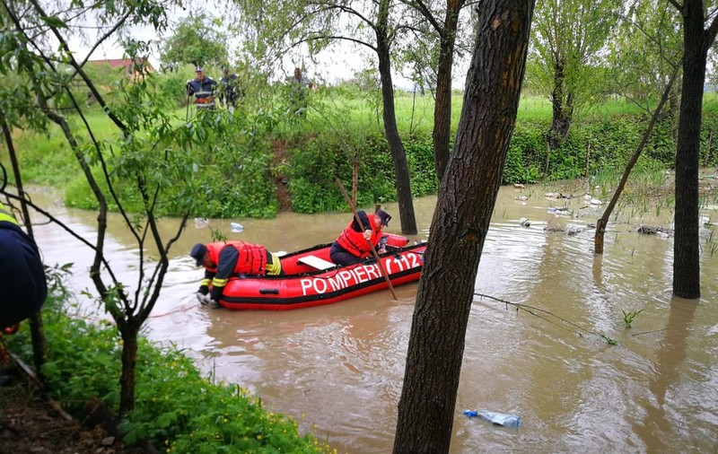 UPDATE / A fost găsit corpul copilului de 4 ani, căzut ieri într-un râu din Bistriţa-Năsăud
