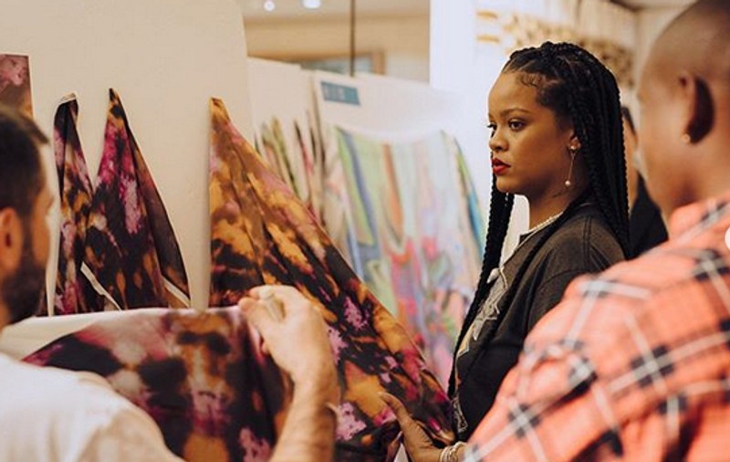 Cine este Amina Muaddi, designerul de origine română care colaborează cu celebra Rihanna