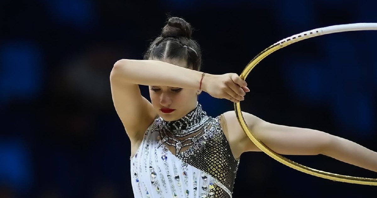 Amalia Lică, o tânără gimnastică din România, în vârstă de 16 ani, în timp ce execută exercițiul