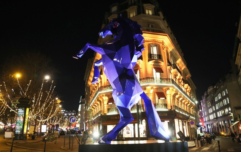 Expoziție de sculpturi gigantice în centrul Parisului, pe Champs-Elysees