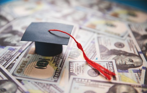 Cât costă să fii student în România? Coșul minim al austerității: puțin peste 2.000 de lei