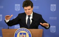 Președintele Nicușor Dan, îmbrăcat la costum, de la tribuna Președinției, vorbește și explică ceva arătând cu mâinile, iar în spate are un fundal albastru al Administrației Prezidențiale, București, 22 octombrie 2025