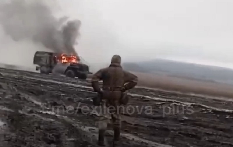 Soldați ruși rămași cu gura căscată, când văd un camion care arde și în care nu știu dacă erau camarazii lor: „O fi scăpat cineva?!”