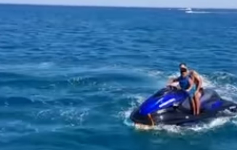 Un ski-jet a explodat lângă o plajă din Maroc. Tatăl și fiul său au fost aruncați în aer, iar momentul a fost filmat! | VIDEO