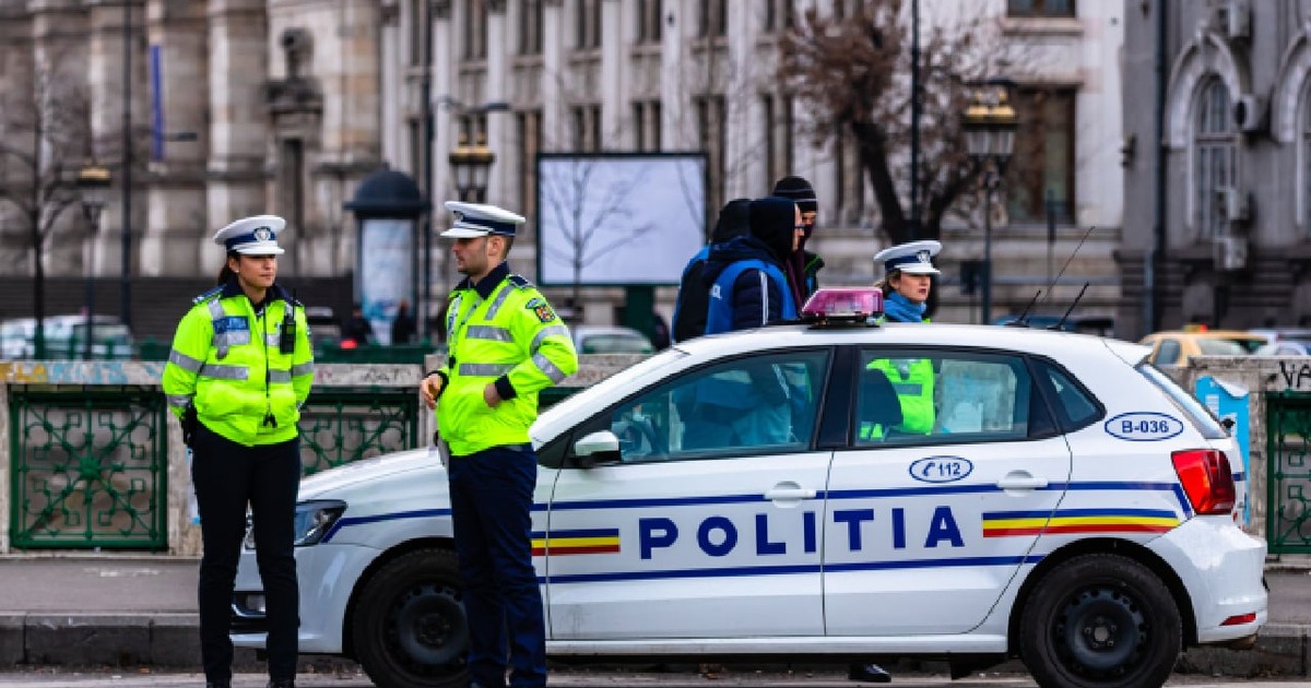 Un agent al Poliției Rutiere dirijează traficul în timpul orei de vârf de dimineață în centrul Bucureștiului, România, 2020