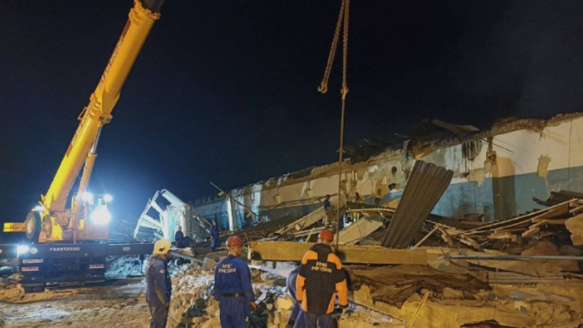 Echipele de salvare caută printre dărâmături în urma unei explozii la o fabrică din Riazan, Rusia, august 2025
