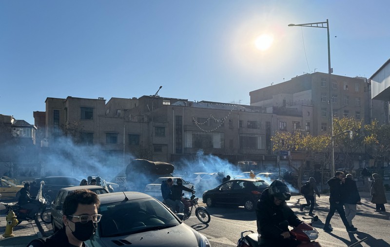 Șase morți în Iran în timpul protestelor față de creșterea prețurilor. Regimul lui Khamenei se clatină serios