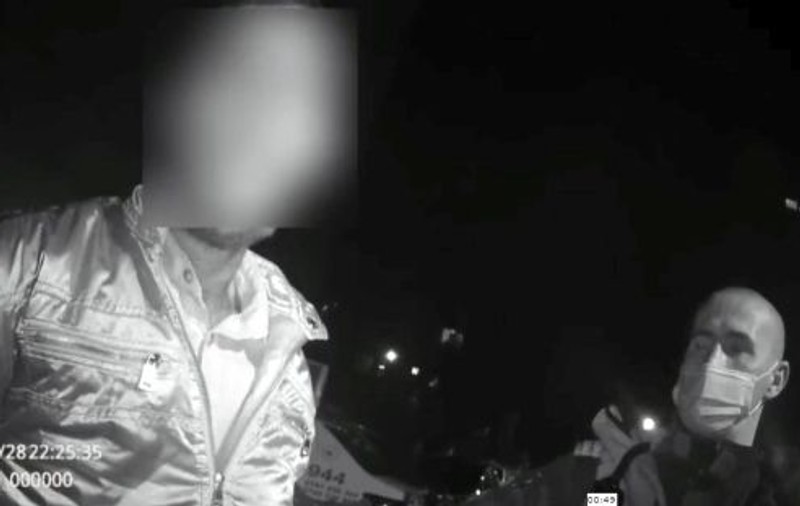 Elev din Arad, scuipat și lovit într-un tramvai de un fals controlor de bilete. Agresorul a fost reținut