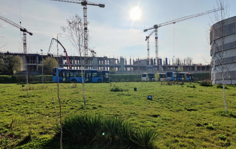 Misterioasa clădire construită de SRI, pe malul Lacului Străulești din Capitală, cu muncitori asiatici. „E o construcție specială. Uitați-vă ce gard mare e aici!”