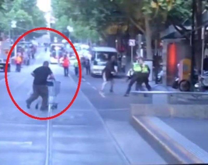 Un om al străzii a devenit erou, după atacul din Melbourne. Gestul australienilor față de el
