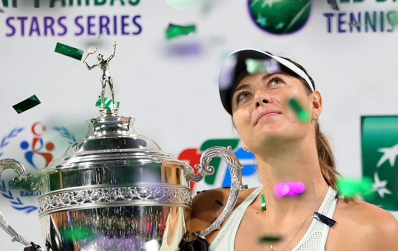 Maria Sharapova folosește un trofeu pe post de cuier pentru pălării