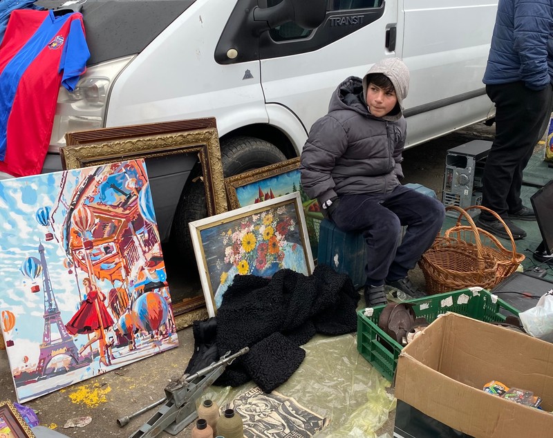 Sărăcie cât cuprinde într-un târg de vechituri din București: „Patru la zece lei! Doar cu patru eram obișnuită la școală”
