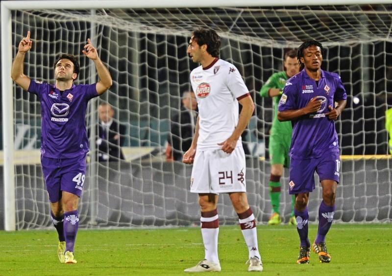 epa04213278 Giuseppe Rossi of Acf Firoentina celebrates (L) after scoring the 1-0 goal lead during Italian Serie A soccer match against Torino Fc at Artemio Franchi stadium in Florence, Italy, 18 May 2014. EPA/MAURIZIO DEGL'INNOCENTI