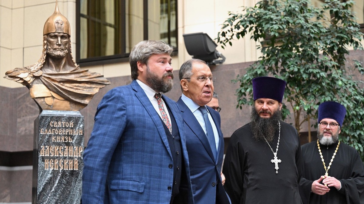 Konstantin Malofeev (stânga), ministrul de externe Serghei Lavrov și doi preoți, suprinși la o statuie a lui Aleksandr Nevski, prințul rus omagiat adesea de Valdimir Putin. Imagine cu caracter ilustrativ Foto: Profimedia