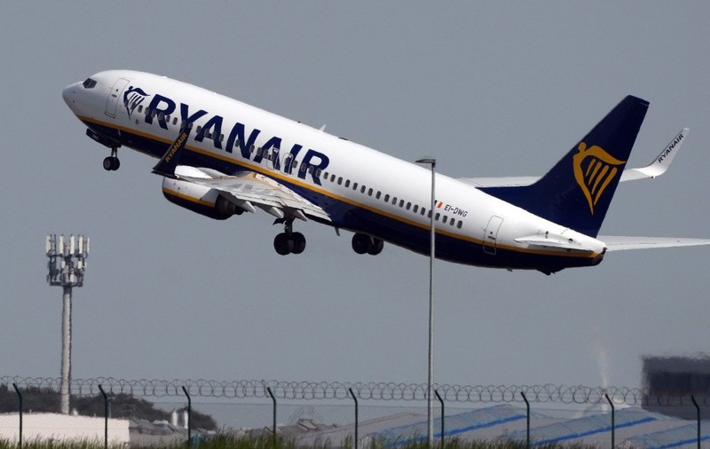Ryanair schimbă regulile pentru familiile cu copii. Ce beneficii au de acum părinții