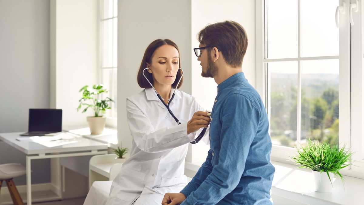 Ce este un stetoscop şi cum funcţionează - Imagine cu o doctoriţă care consultă un tânăr pacient cu stetoscopul