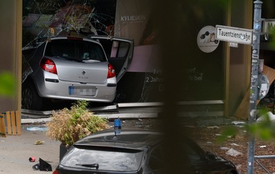 Mașina cu care un bărbat a intrat în mulțime, la Berlin | Foto: Profimedia