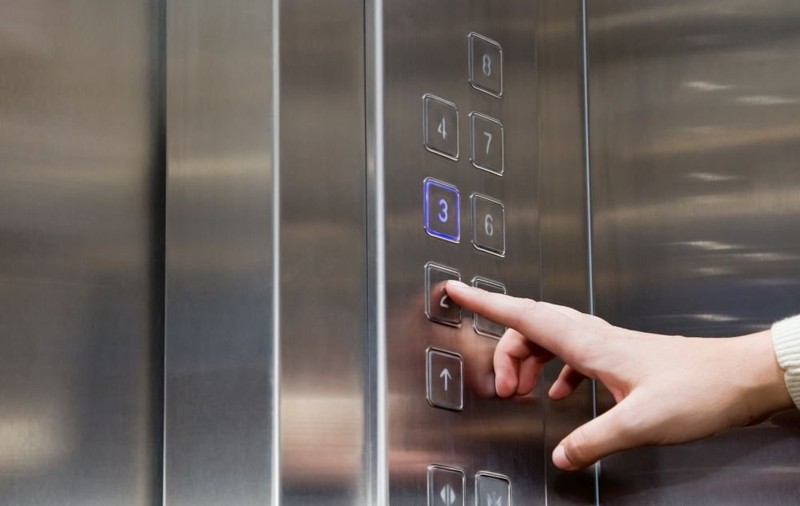 Momente de groază într-un bloc din Constanța. Un lift cu patru persoane s-a prăbușit