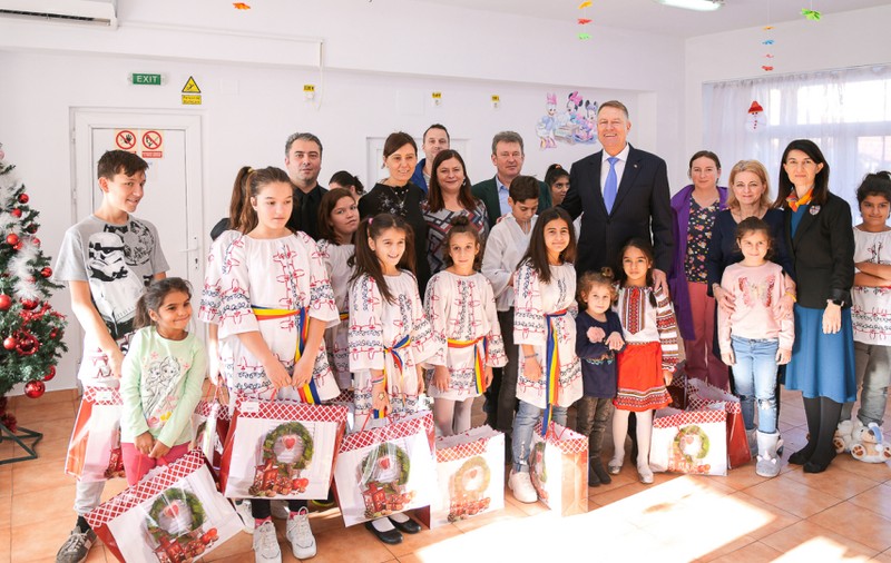 Președintele Iohannis a împărțit cadouri copiilor de la centrul Sf. Ștefan. Micuții l-au răsplătit cu un program de colinde