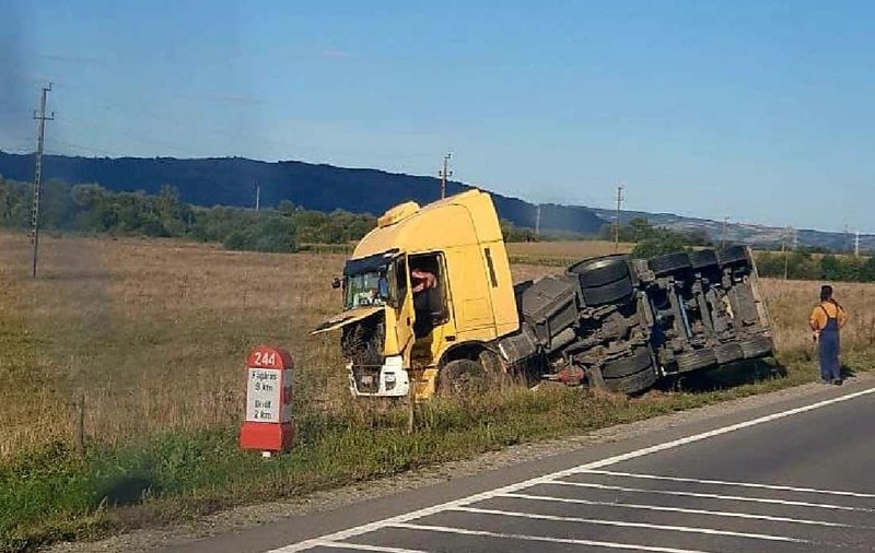 O cisternă cu acid sulfuric s-a răsturnat pe șosea, trafic deviat pe DN1