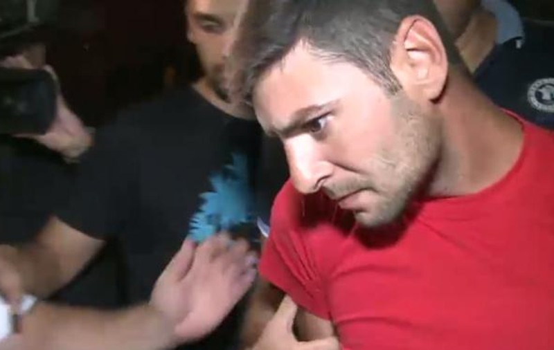 Bărbatul care a furat arma jandarmeriței nu mai vrea în libertate. Inițial, el contestase arestul preventiv