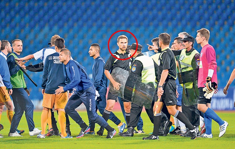 Ăsta-i circ oltenesc! Nuli la fotbal, jucătorii de la FC U Craiova şi cei de la CS U Craiova s-au luat la bătaie, după meciul direct