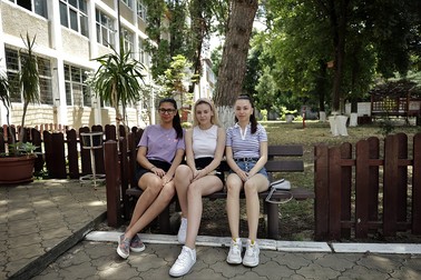 Andreea (mijloc) crede că ar fi trebuit să ia cu două puncte mai mult la română