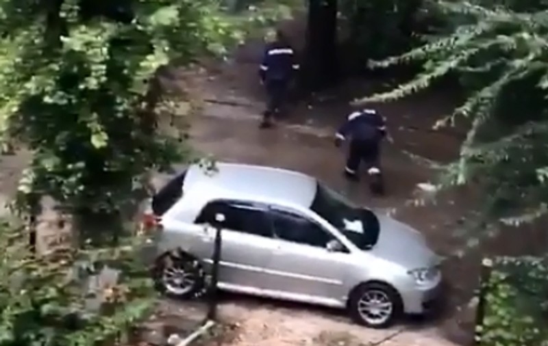 Patru persoane au fost ținute ostatice într-un apartament din Chișinău. Poliția l-a împușcat mortal pe agresor!