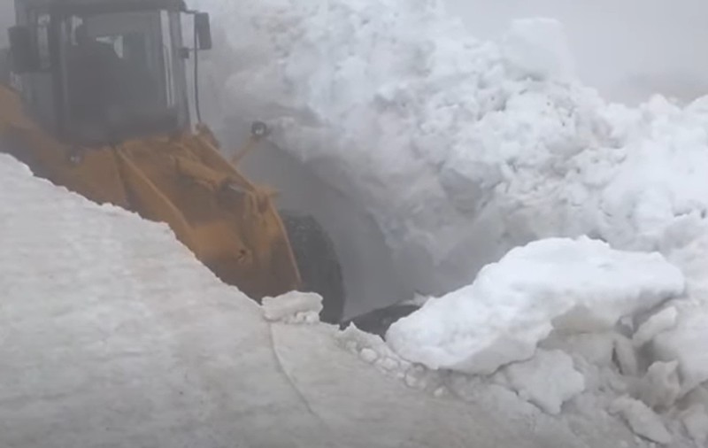 VIDEO | Strat de zăpadă de trei metri, pe Transalpina. Drumarii intervin cu utilaje