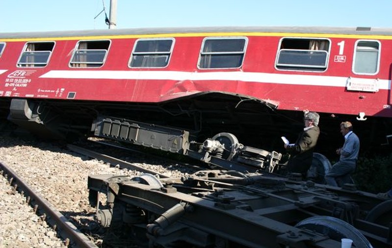 ACCIDENT FEROVIAR în judeţul Braşov. O maşină a fost LOVITĂ DE TREN